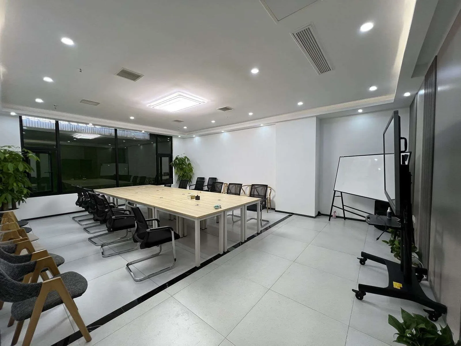 沌口 103孵化器 会议室实景，可预约使用